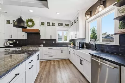 Kitchen - 15928 E Cogan Ln, Independence, MO 64050 photo 4 of 9