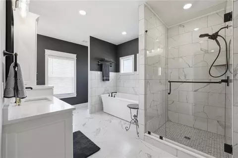 Bath - 15928 E Cogan Ln, Independence, MO 64050 photo 2 of 9