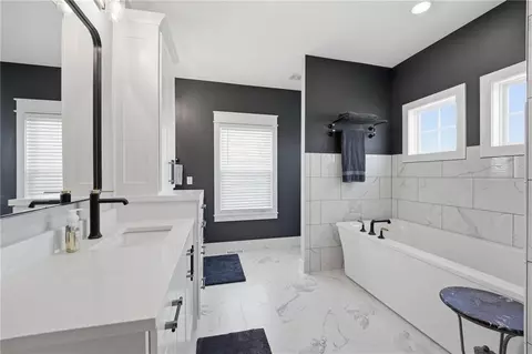 Bath - 15928 E Cogan Ln, Independence, MO 64050 photo 3 of 9