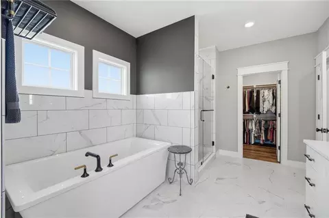 Bath - 15928 E Cogan Ln, Independence, MO 64050 photo 6 of 9