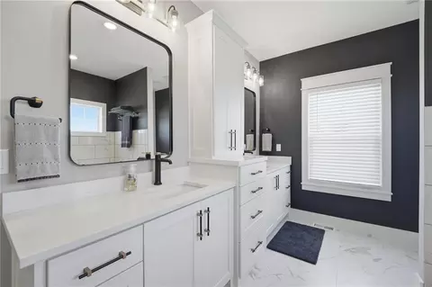 Bath - 15928 E Cogan Ln, Independence, MO 64050 photo 4 of 9