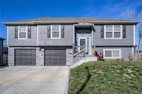 214 NE Greystone Way, Grain Valley, MO 64029