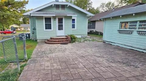 Exterior - 913 E 5th St, Pittsburg, KS 66762 photo 5 of 7