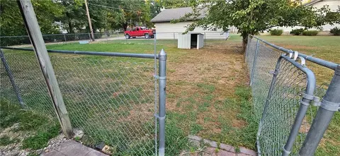 Exterior - 913 E 5th St, Pittsburg, KS 66762 photo 6 of 7