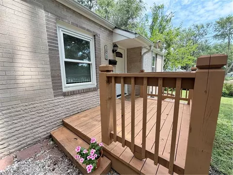 Exterior - 106 NE Ash St, Lees Summit, MO 64063 photo 3 of 8