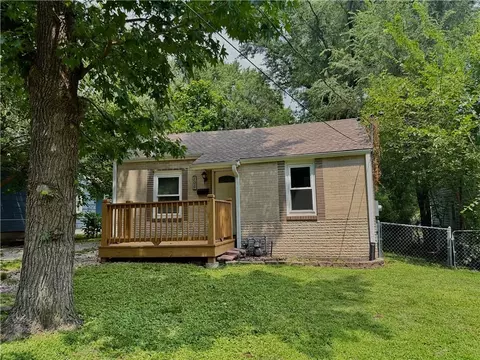 Exterior - 106 NE Ash St, Lees Summit, MO 64063 photo 1 of 8