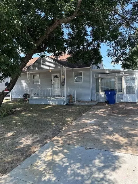 1214 W 5th St, Coffeyville, KS 67337