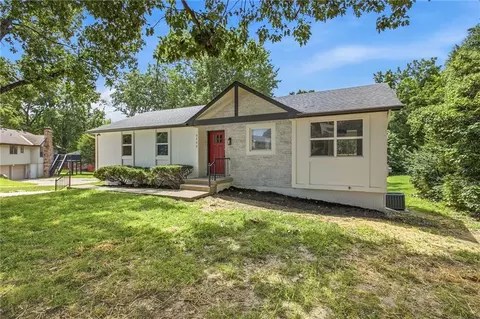 Exterior - 3702 NE Grant St, Lees Summit, MO 64064 photo 2 of 10