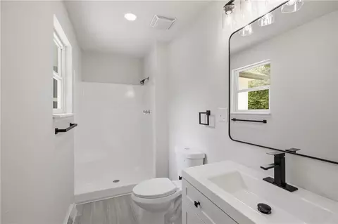 Bath - 3702 NE Grant St, Lees Summit, MO 64064 photo 2 of 3