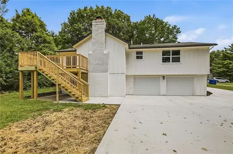 Exterior - 3702 NE Grant St, Lees Summit, MO 64064 photo 6 of 10