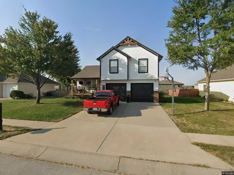 906 SW Bobcat St, Oak Grove, MO 64075