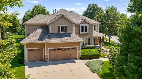 16421 S Woodstone Dr, Olathe, KS 66062