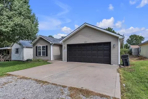 Exterior - 411 E 6th St, Cameron, MO 64429 photo 3 of 7