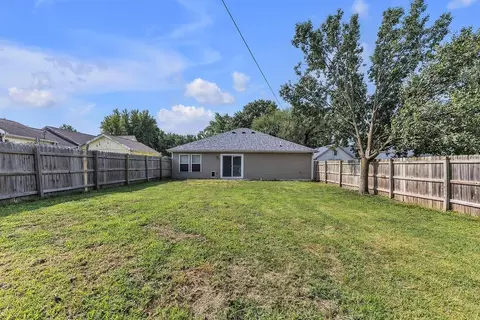 Exterior - 411 E 6th St, Cameron, MO 64429 photo 4 of 7