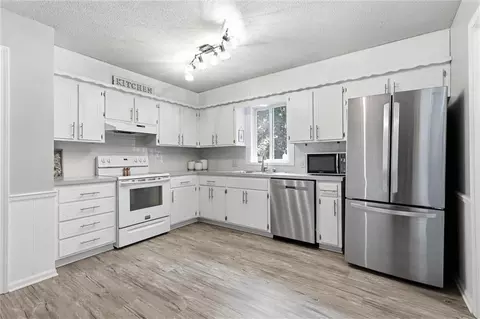 Kitchen - 573 E 126th Ter, Olathe, KS 66061 photo 1 of 5