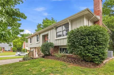 Exterior - 573 E 126th Ter, Olathe, KS 66061 photo 3 of 11
