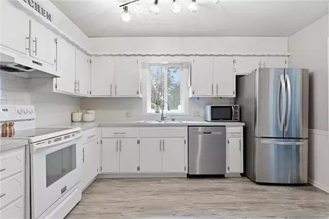 Kitchen - 573 E 126th Ter, Olathe, KS 66061 photo 4 of 5