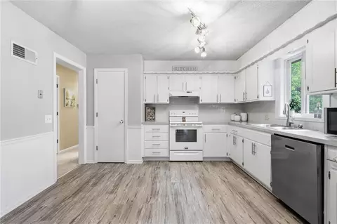 Kitchen - 573 E 126th Ter, Olathe, KS 66061 photo 2 of 5