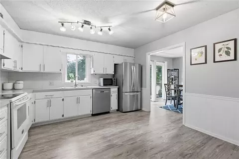 Kitchen - 573 E 126th Ter, Olathe, KS 66061 photo 5 of 5