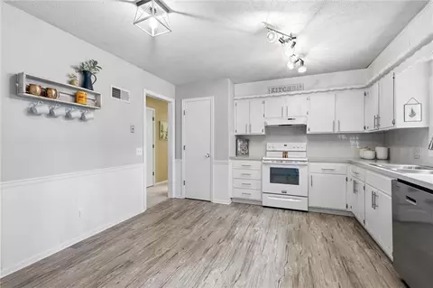 Kitchen - 573 E 126th Ter, Olathe, KS 66061 photo 3 of 5