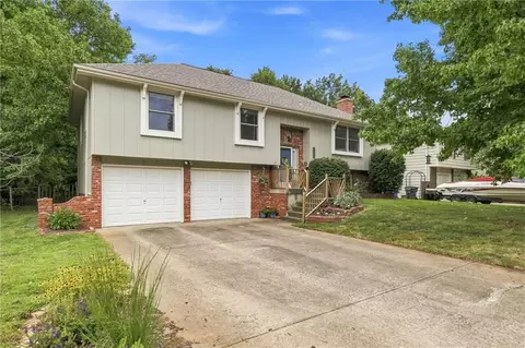 Exterior - 573 E 126th Ter, Olathe, KS 66061 photo 4 of 11