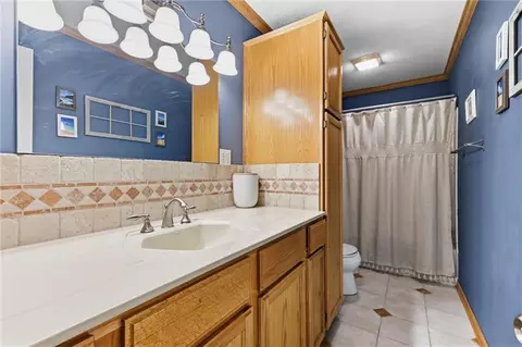 Bath - 573 E 126th Ter, Olathe, KS 66061 photo 2 of 3