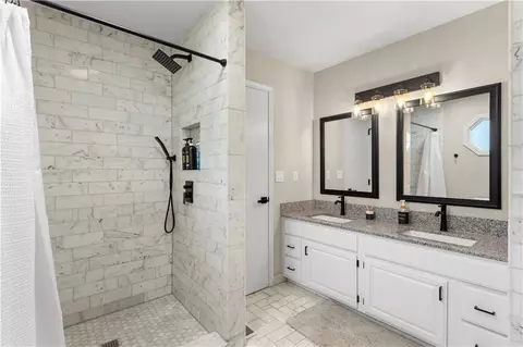 Bath - 1601 Elm St, Eudora, KS 66025 photo 3 of 5