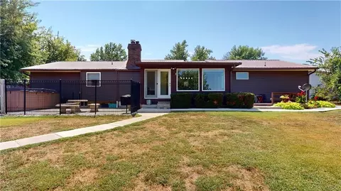 Exterior - 109 E Hardin Pl, Nevada, MO 64772 photo 3 of 10
