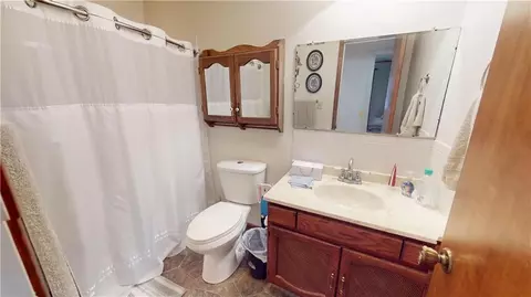 Bath - 109 E Hardin Pl, Nevada, MO 64772 photo 2 of 4