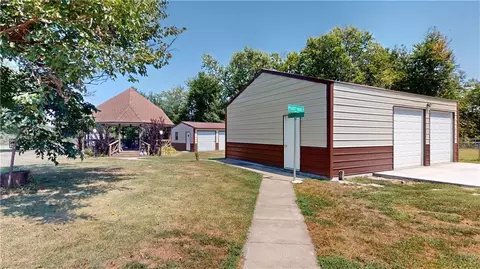 Exterior - 109 E Hardin Pl, Nevada, MO 64772 photo 7 of 10