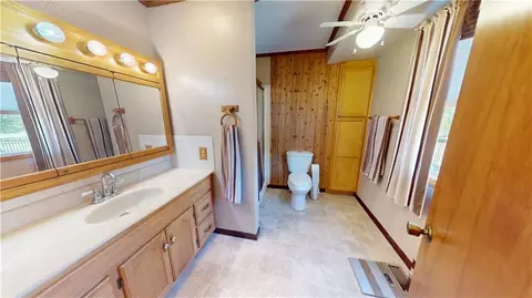 Bath - 109 E Hardin Pl, Nevada, MO 64772 photo 1 of 4