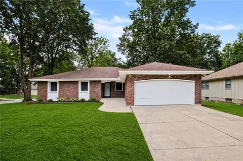 Exterior - 821 NE Cedar St, Lees Summit, MO 64086 photo 2 of 5