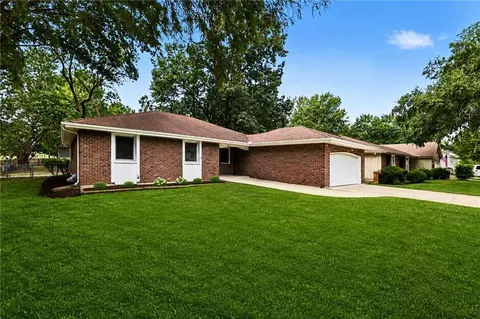 Exterior - 821 NE Cedar St, Lees Summit, MO 64086 photo 3 of 5