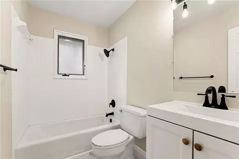 Bath - 821 NE Cedar St, Lees Summit, MO 64086 photo 3 of 4