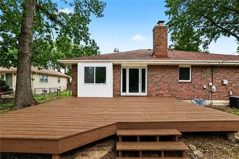 Exterior - 821 NE Cedar St, Lees Summit, MO 64086 photo 4 of 5