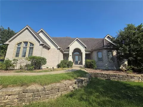 6095 Westwood Ct, Parkville, MO 64152