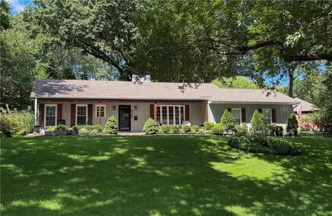 9704 Manor Rd, Leawood, KS 66206