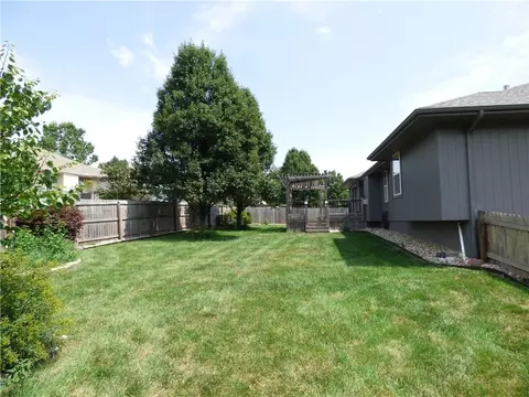Exterior - 1716 Black Bear Ct, Raymore, MO 64083 photo 9 of 10