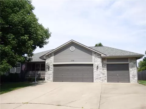Exterior - 1716 Black Bear Ct, Raymore, MO 64083 photo 3 of 10