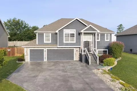 836 N Oak Ter, Tonganoxie, KS 66086