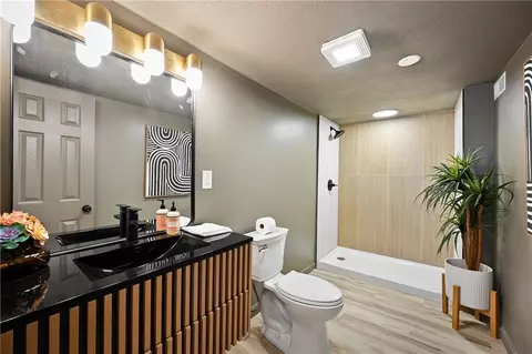 Bath - 402 E Fair St, Independence, MO 64055 photo 2 of 2