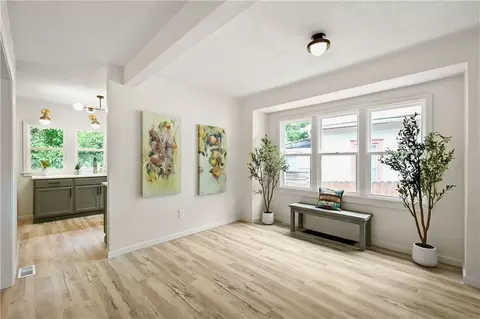 Entry Way - 402 E Fair St, Independence, MO 64055 photo 2 of 2