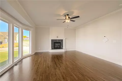 Living - 1003 Poplar Ln, Liberty, MO 64068 photo 2 of 6