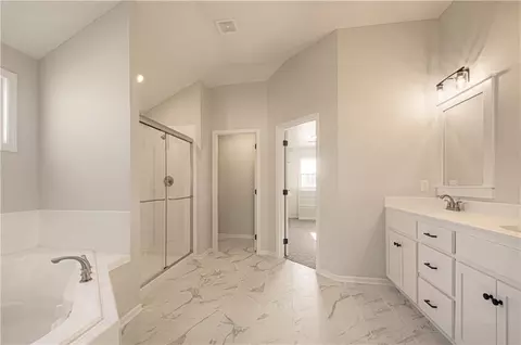 Bath - 1003 Poplar Ln, Liberty, MO 64068 photo 1 of 2
