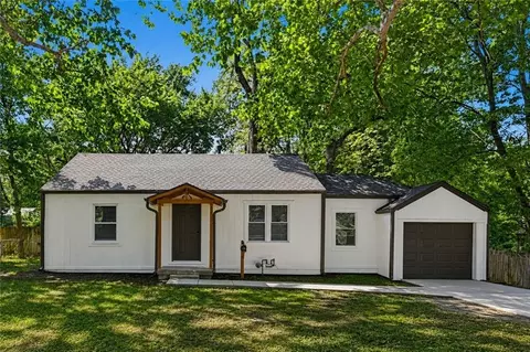 11220 Applewood Dr, Kansas City, MO 64134