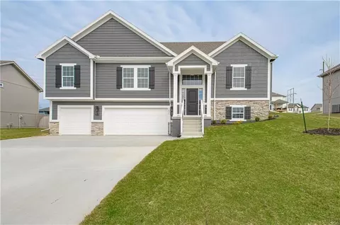 1038 Fir Ln, Liberty, MO 64068