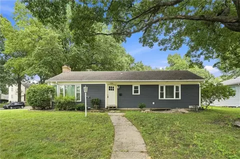 1216 Meadow Lake Pkwy, Kansas City, MO 64114