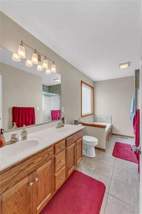 Bath - 16631 Ruby Ct, Basehor, KS 66007 photo 1 of 5