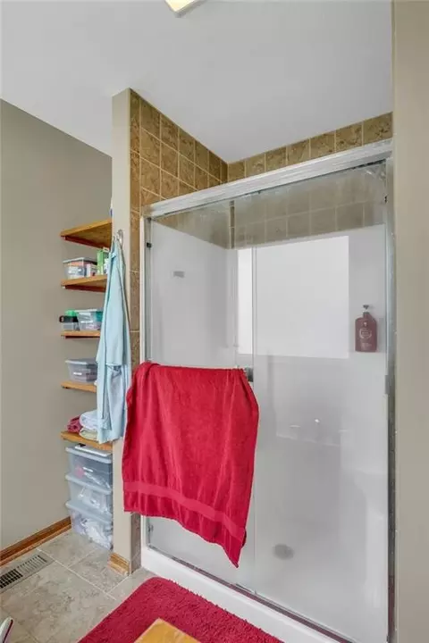 Bath - 16631 Ruby Ct, Basehor, KS 66007 photo 2 of 5