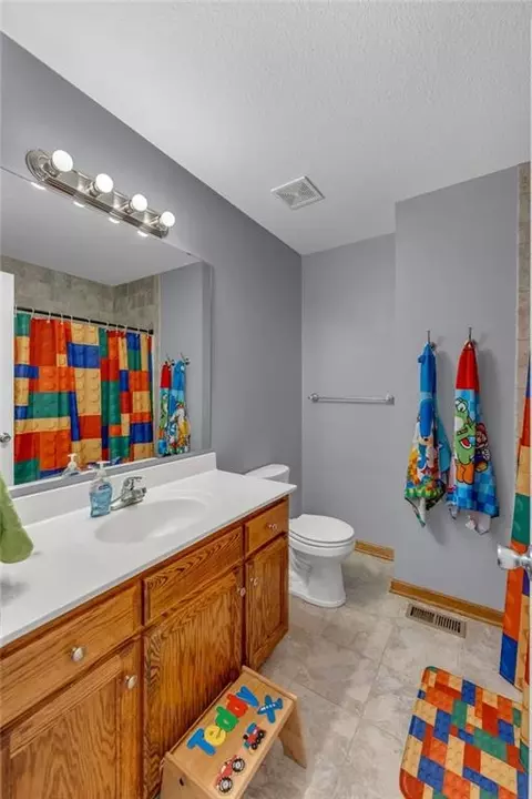 Bath - 16631 Ruby Ct, Basehor, KS 66007 photo 4 of 5